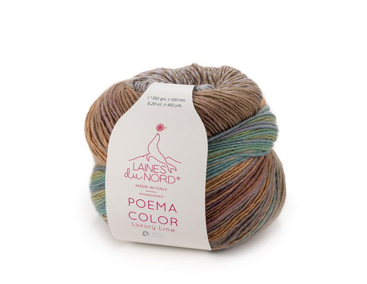 Poema Color - Laines du Nord Poema Color – Knäuel mit Farbverlauf in Naturtönen, kombiniert mit sanften Blau- und Grüntönen.