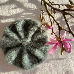 Bouclé-Mohair-Baskenmütze, handgestrickt, weiches Garn, elegante Kopfbedeckung, warme Wintermütze