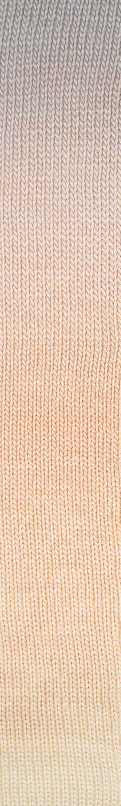 Gestricktes Farbverlaufsmuster in Farbe 800 — von hellem Grau oben nach zartem Apricot-Weiß unten, gleichmäßiger Übergang.