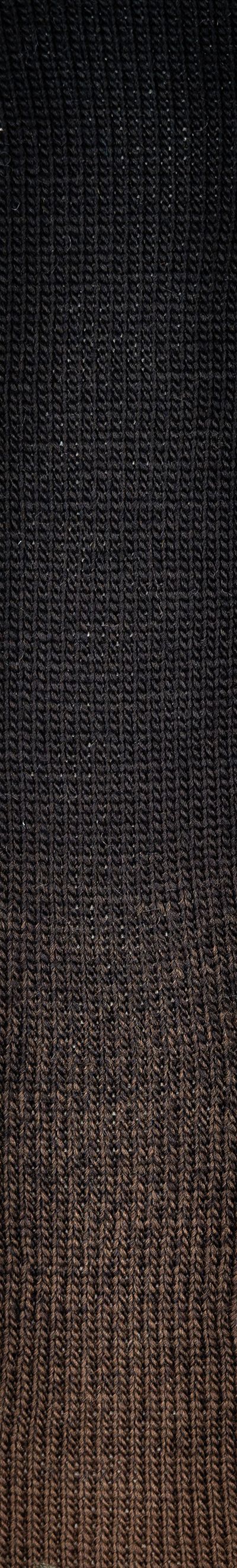 Gestricktes Farbverlaufsmuster in Farbe 806 — von tiefem Schwarz oben nach warmem Dunkelbraun unten.