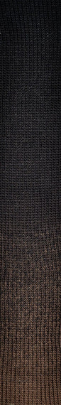 Gestricktes Farbverlaufsmuster in Farbe 806 — von tiefem Schwarz oben nach warmem Dunkelbraun unten.