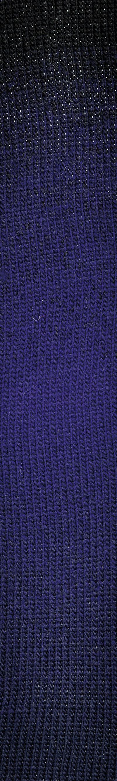 Gestricktes Farbverlaufsmuster in Farbe 810 — von Schwarz mit feinem Glanz oben nach kräftigem Nachtblau, das zur Mitte hin aufhellt.
