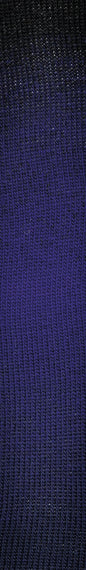 Gestricktes Farbverlaufsmuster in Farbe 810 — von Schwarz mit feinem Glanz oben nach kräftigem Nachtblau, das zur Mitte hin aufhellt.