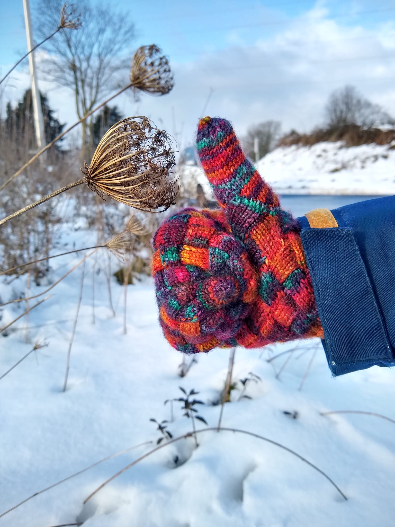 Detailaufnahme der Entrelac-Struktur am Handschuh, klare Richtungswechsel und Farbverläufe sichtbar