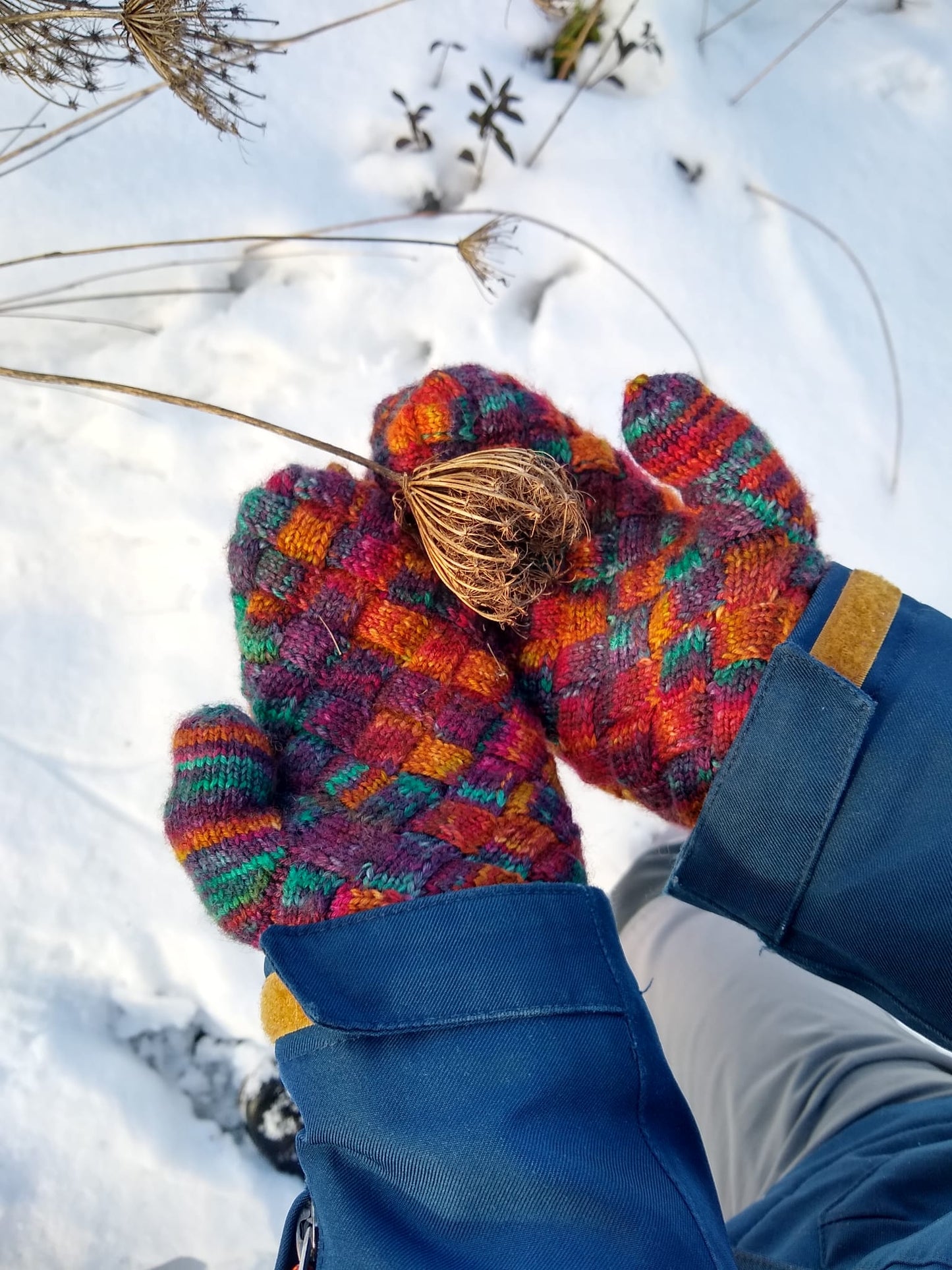 Handgestrickte Entrelac Handschuhe mit plastischer Struktur, Vorderansicht, feine Maschenarbeit
