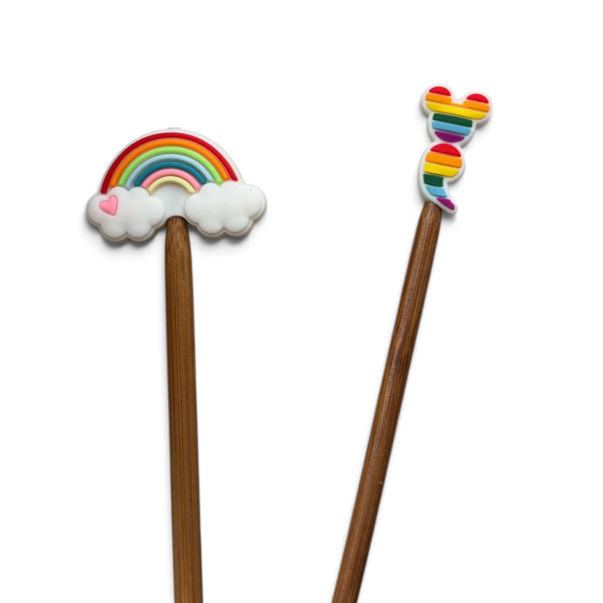 Regenbogenzauber-Nadelstopper aus Silikon auf Stricknadeln – Regenbogen- und Katzenmotiv