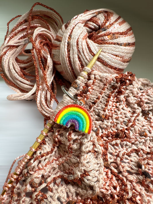 Handgefertigter Pride-Maschenmarkierer am Strickstück befestigt