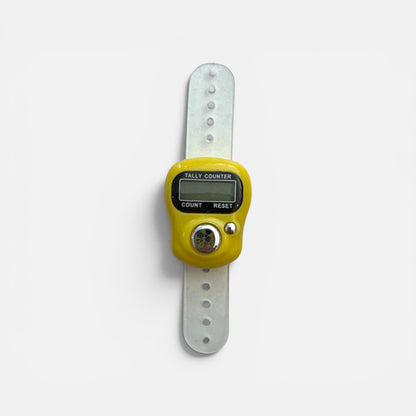 Digitaler Reihenzähler mit gelbem Gehäuse und transparentem Silikonband, mit LCD-Display und Reset-Knopf.