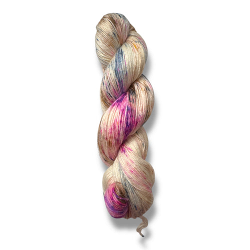 Elfenkuss – Zarte handgefärbte PURE NATURE Silk WamM Wolle mit sanften Beige-, Pink- und Violetttönen, die an den magischen Kuss einer Elfe erinnern.