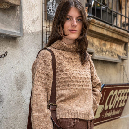 Sesia Lookbook: beiger Rollkragenpullover mit strukturiertem Muster