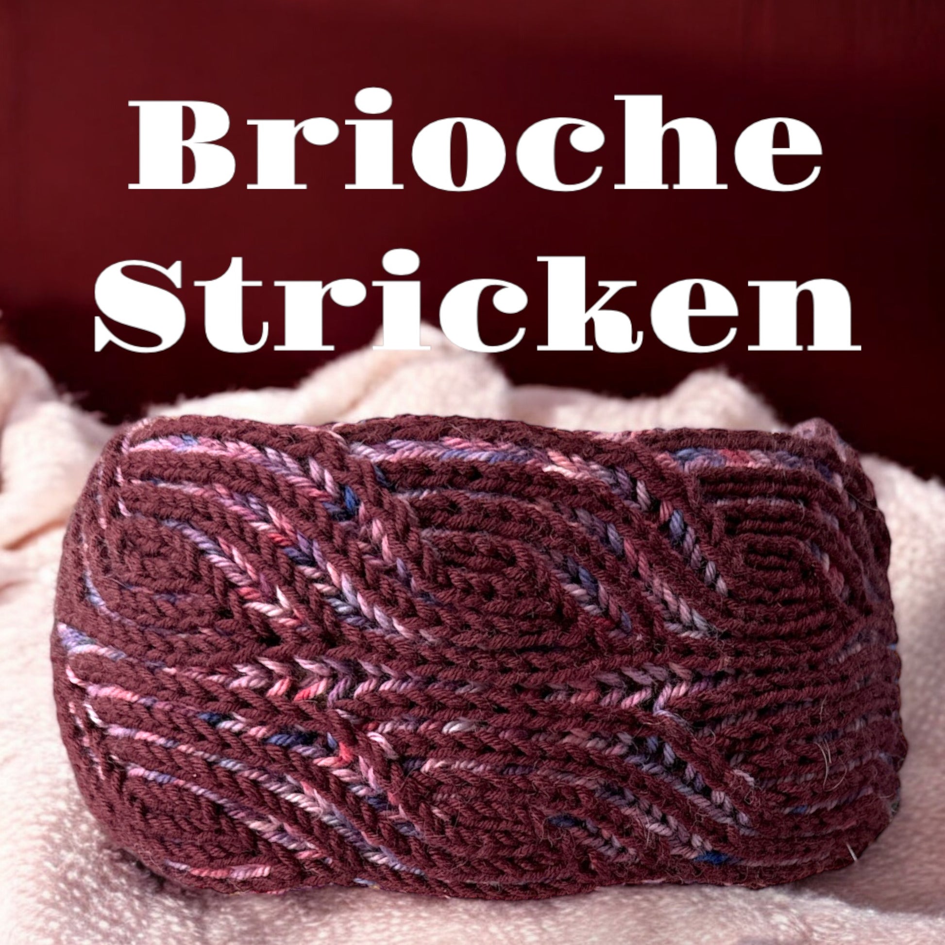 Teilnehmerinnen lernen Brioche-Stricken im Kurs in Hamburg, Garn und Nadeln auf dem Tisch, Strickprojekt in Arbeit, kaufen.