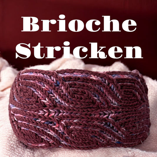 Teilnehmerinnen lernen Brioche-Stricken im Kurs in Hamburg, Garn und Nadeln auf dem Tisch, Strickprojekt in Arbeit, kaufen.