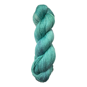 Smaragdzauber – PURE NATURE Silk WamM Wolle in sattem Smaragdgrün mit blauen Reflexen, inspiriert von geheimnisvollen Waldseen und funkelnden Edelsteinen.