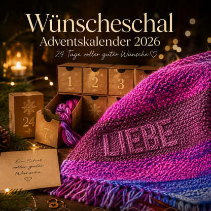 Werbebild des Wünscheschal Adventskalenders 2026 in warmer Weihnachtsatmosphäre. Im Hintergrund nummerierte goldene Adventskalender-Schachteln (1, 2, 3, 7, 24) mit einem herausragenden lila Mini-Strang, Kerzenlicht und Lichterketten. Im Vordergrund ein gestrickter Schal in Pink-, Lila- und Blautönen mit dem Schriftzug „LIEBE" im Shadow-Knitting-Muster und dekorativen Fransen am Saum. Daneben ein Schild „Ein Schal voller guter Wünsche" und Stricknadeln aus Holz. Symbolzeile am unteren Bildrand: 20 handgefärb