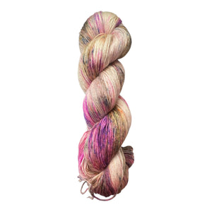 Zauberrose – PURE NATURE Silk WamM Wolle in warmen Rosa- und Beerentönen mit feinen Sprenkeln, inspiriert von einer verwunschenen Rose im Zaubergarten.