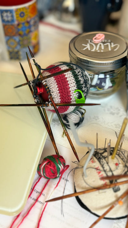 Course: Christmas ball in a knitted coat