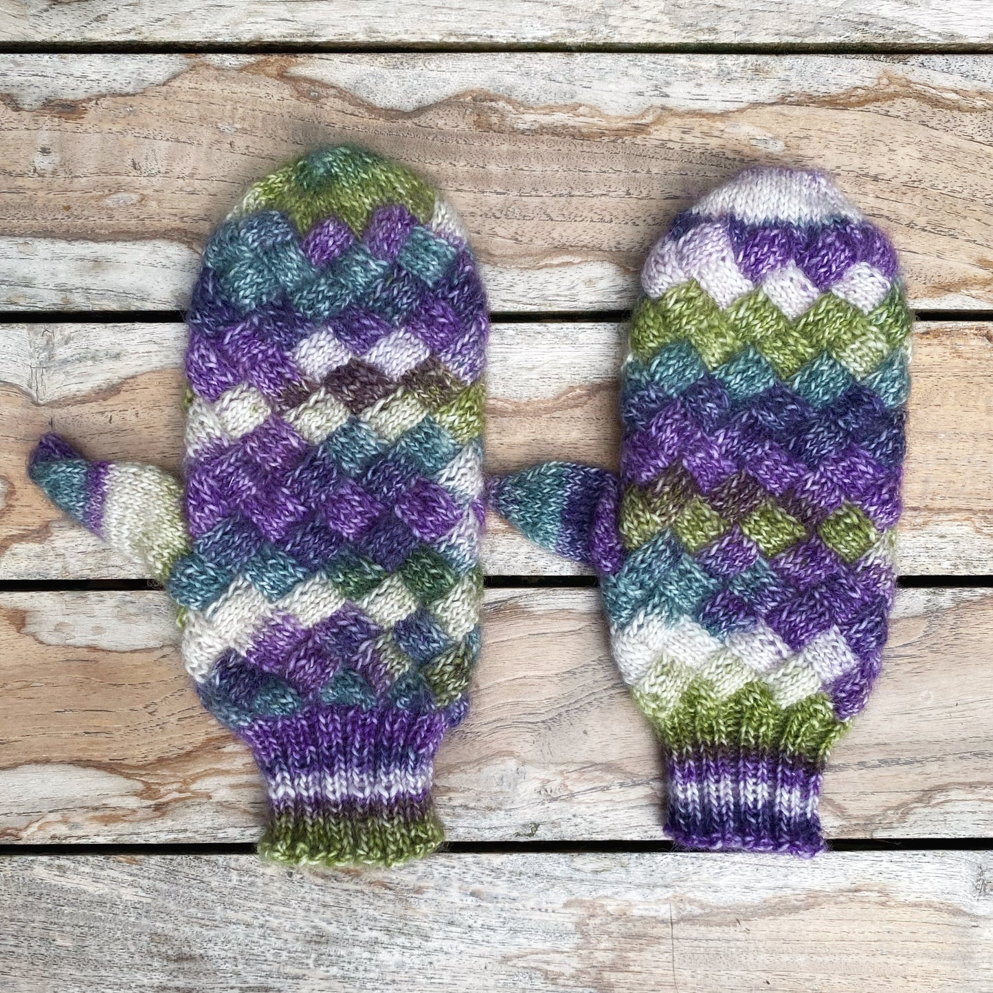 Paar handgestrickte Entrelac Handschuhe, liegend fotografiert, strukturierte Oberfläche deutlich erkennbar