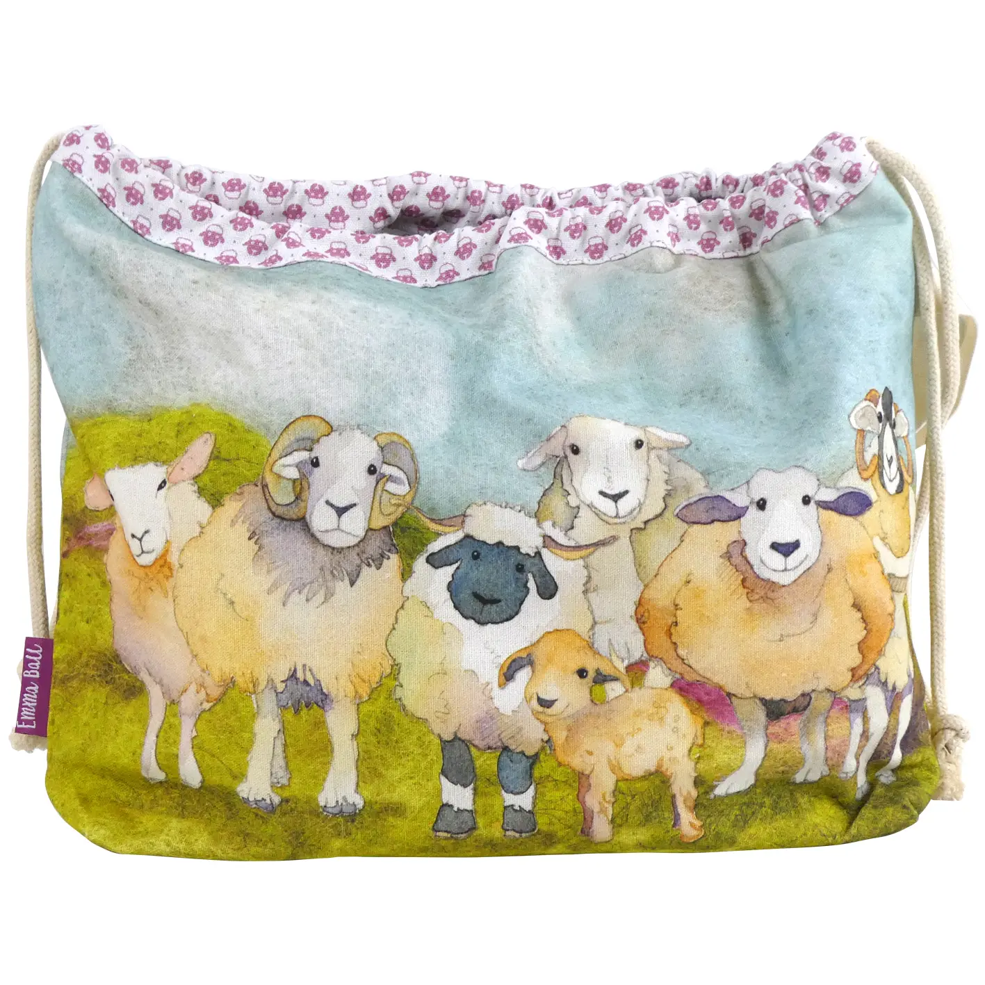 Projektbeutel „Felted Sheep" von Emma Ball auf weißem Hintergrund — Baumwollbeutel mit Kordelzug, bedruckt mit sechs Schafen und einem Lamm auf grüner Wiese vor hellblauem Himmel; rosa gemustertes Innenfutter am oberen Rand sichtbar.