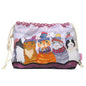 Projektbeutel „Cats in Hats" von Emma Ball auf weißem Hintergrund — Baumwollbeutel mit Kordelzug, bedruckt mit fünf Katzen in bunten Bommelmützen und Schals im Schnee; violett gemustertes Innenfutter am oberen Rand sichtbar.