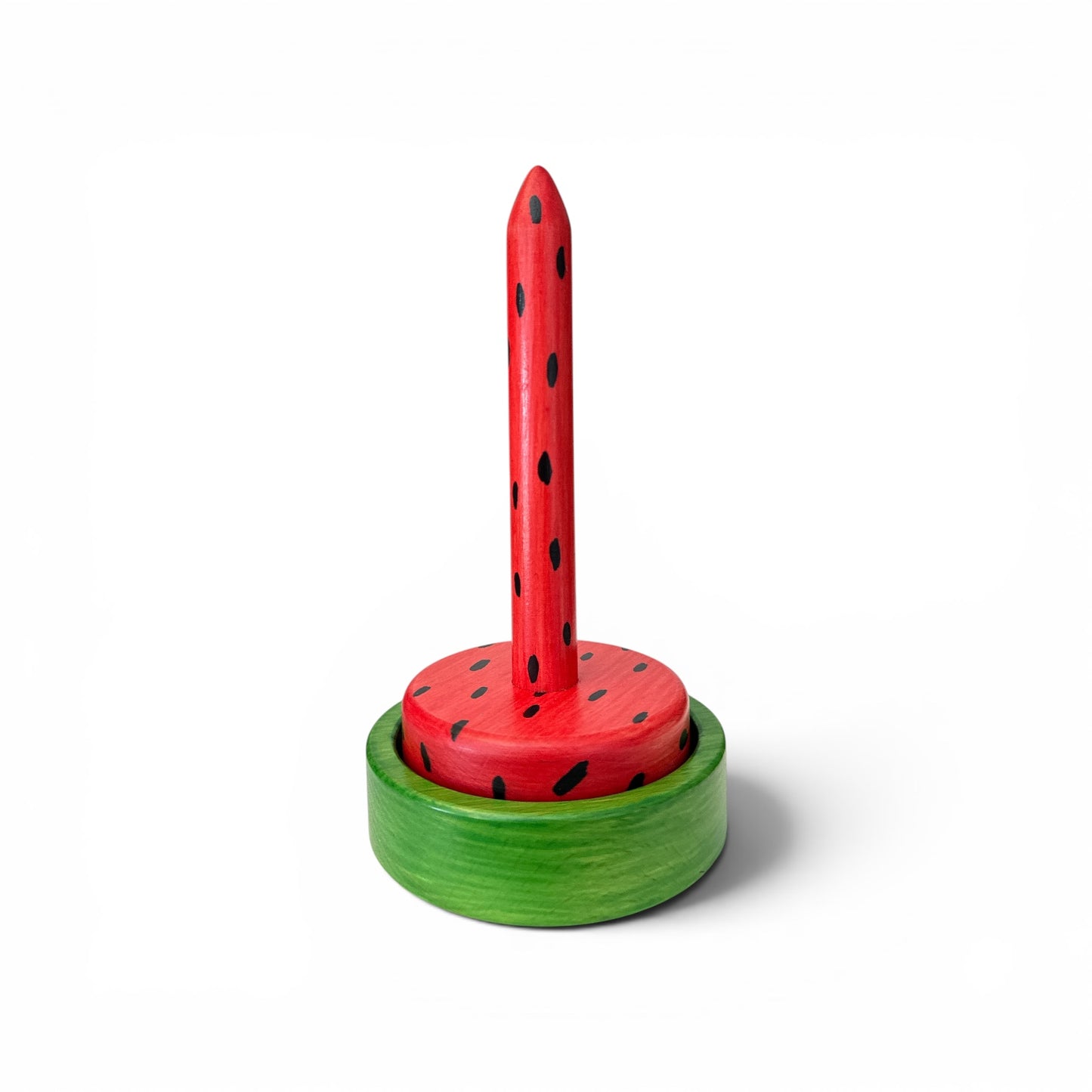 Wollabroller aus Holz im Wassermelonen-Design — grüne Bodenschale, roter Mittelteil und Stab mit schwarzen Kernen.