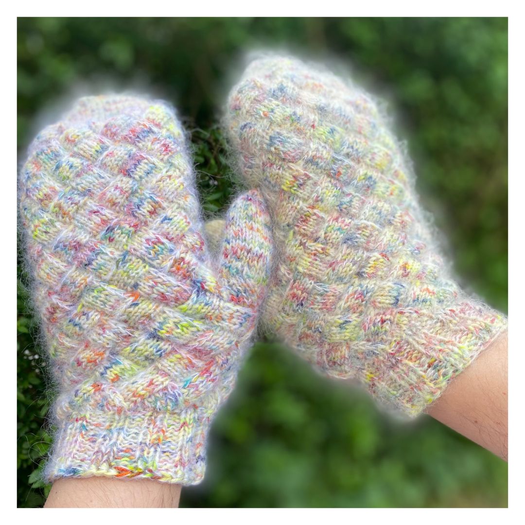 Entrelac Handschuhe aus handgestrickter Struktur, Detailansicht der Quadrate und Dreiecke, Entrelac-Technik in der Runde