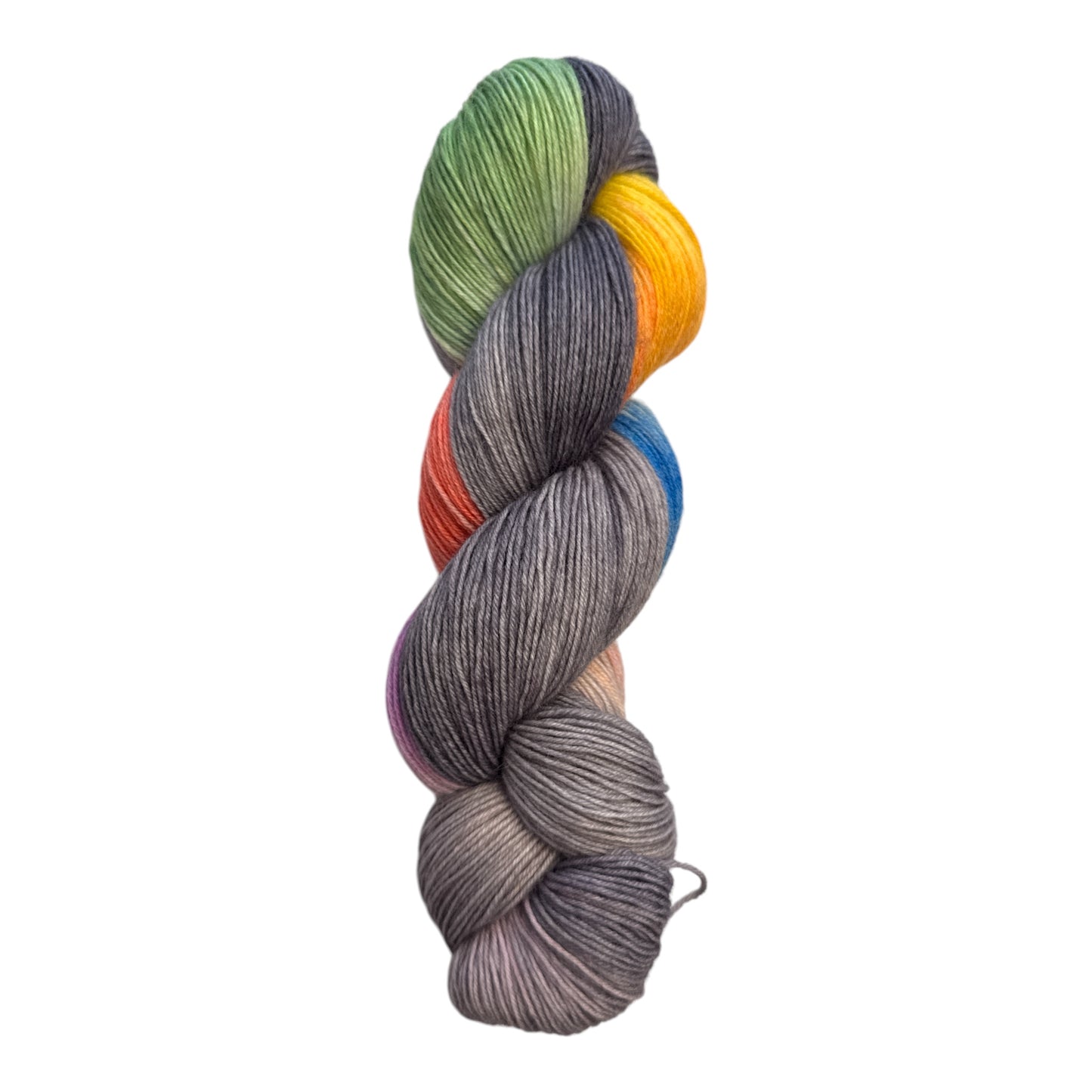 Handgefärbte Sockenwolle „Hamburger Himmel" von Wolle am Michel – warmes Grau mit verborgenen Regenbogenfarben in den Strangwindungen