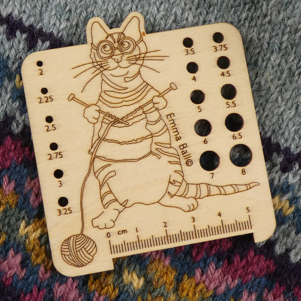 Knitting Cat Nadelmaß von Emma Ball – lustiges Design, perfektes Geschenk für Stricker:innen