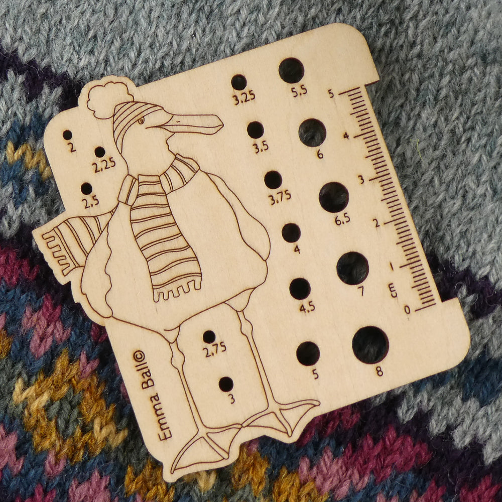 Emma Ball Nadelmaß Seagull in Beanie – Holzmaß kaufen, Geschenkidee für Stricker:innen Hamburg