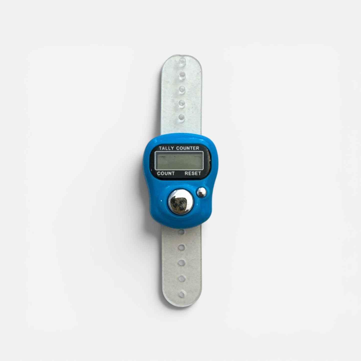 Digitaler Reihenzähler mit hellblauem Gehäuse und transparentem Silikonband, mit LCD-Display, großem Zählknopf und kleinem Reset-Knopf.