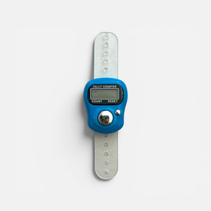 Digitaler Reihenzähler mit hellblauem Gehäuse und transparentem Silikonband, mit LCD-Display, großem Zählknopf und kleinem Reset-Knopf.