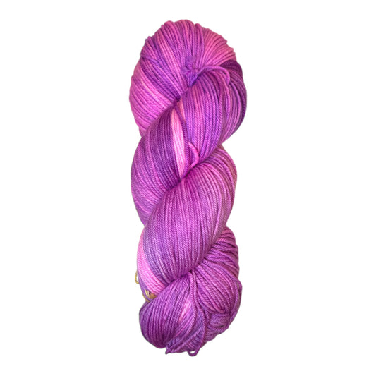 Handgefärbte Merinowolle Strickglück DK in kräftigem Violett, 165g Strang