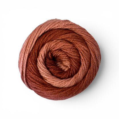 Ferner Sockenwolle mit Seide — Materialzusammensetzung 60% Merino Superwash, 20% Seide, 20% Polyamid, Nadelstärke 2,5–3 mm.