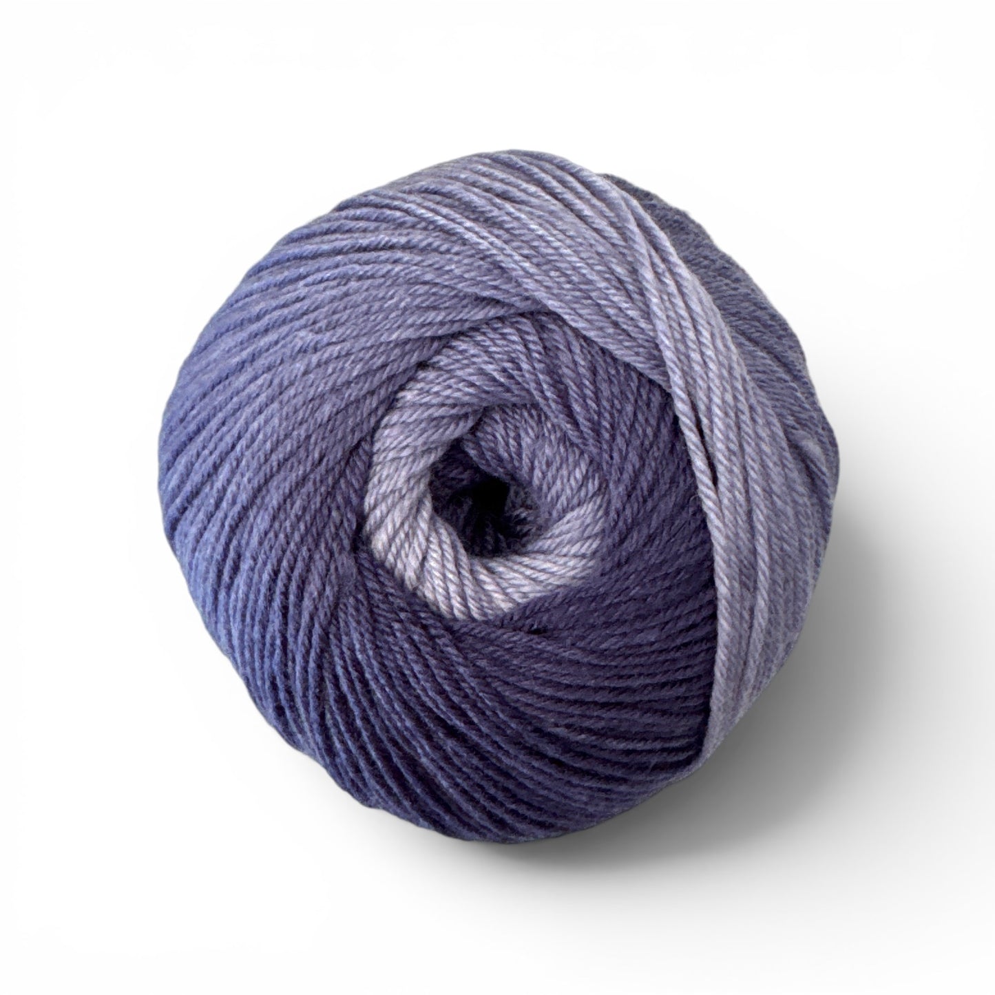 Knäuel Ferner Lungauer Sockenwolle mit Seide in einer Hand — 100g, ca. 420m, ideal zum Schal stricken und für Socken.