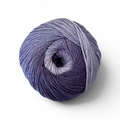 Knäuel Ferner Lungauer Sockenwolle mit Seide in einer Hand — 100g, ca. 420m, ideal zum Schal stricken und für Socken.