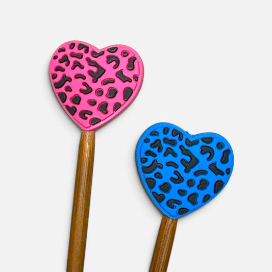 Leopardenherz-Nadelstopper in Pink und Blau mit Leo-Muster