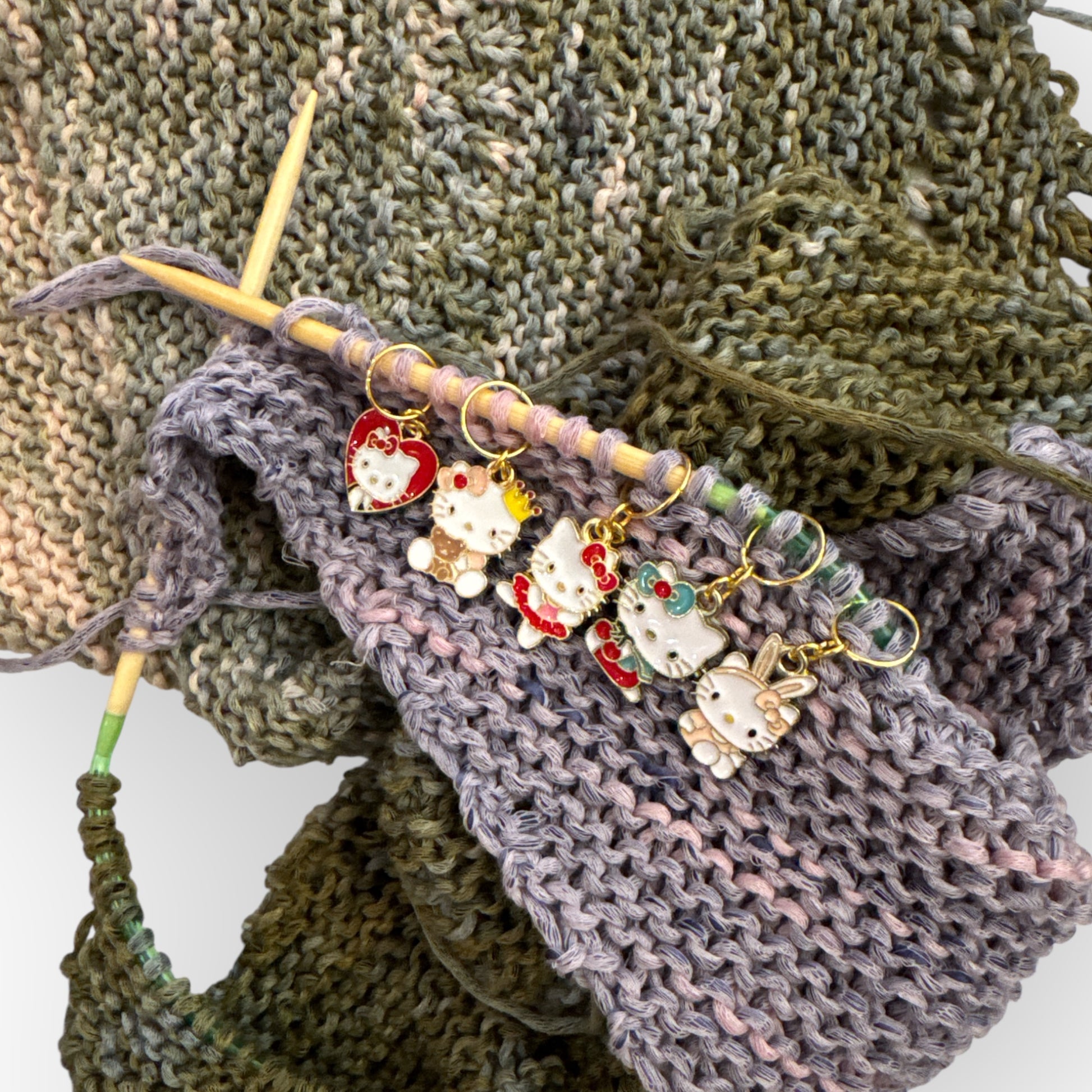 Strickzubehör kaufen Hamburg – handgemachte Maschenmarkierer Hello Kitty Edition auf Strickprojekt