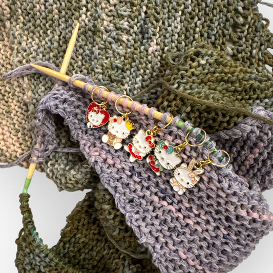 Strickzubehör kaufen Hamburg – handgemachte Maschenmarkierer Hello Kitty Edition auf Strickprojekt