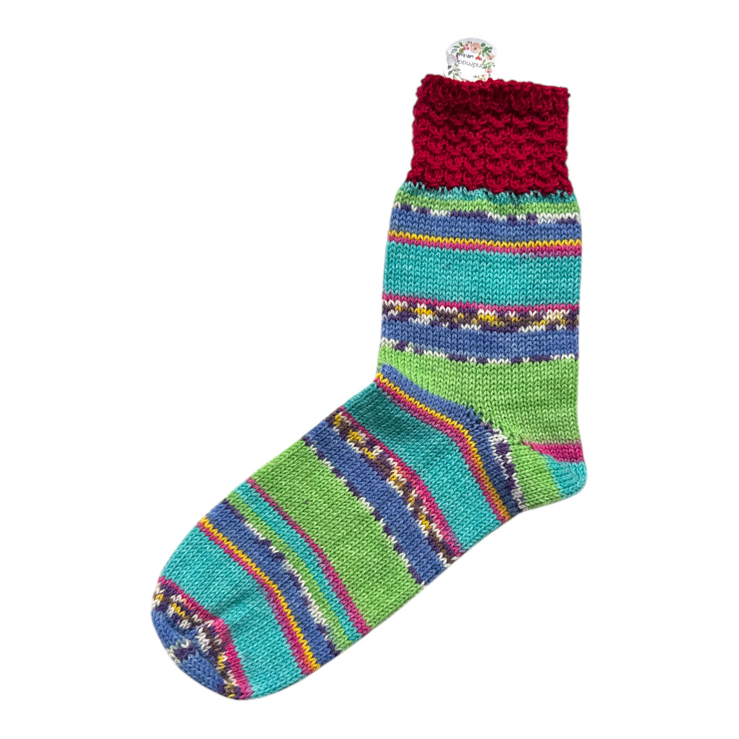 Handgestrickte Socken mit kunstvoller roter Bündchen – Größe 38