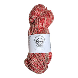 Handgesponnene Wolle aus Hamburg in einer melierten Rot-Naturfarbe. Perfekt für Strickprojekte, jetzt kaufen und maritimes Flair genießen!