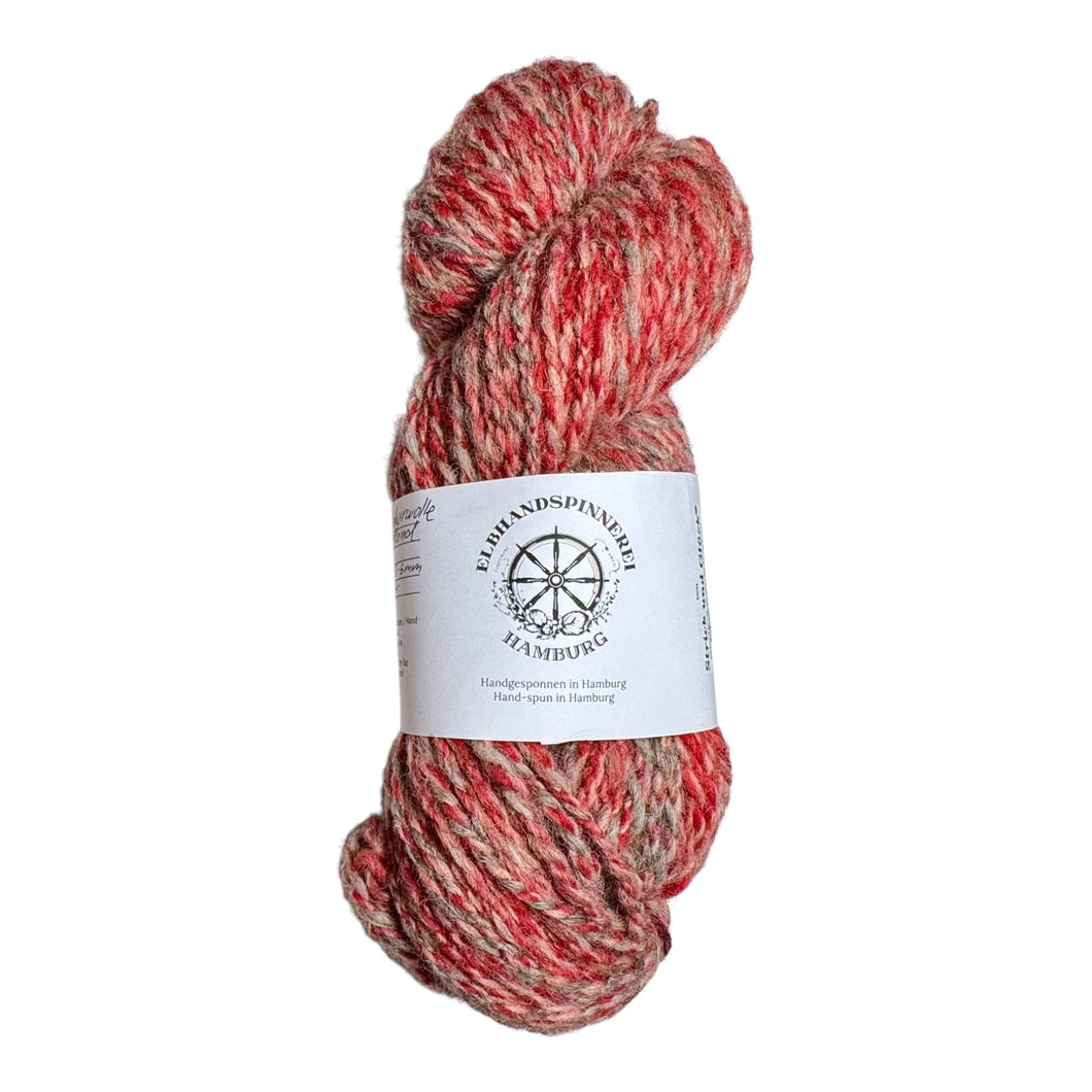 Handgesponnene Wolle aus Hamburg in einer melierten Rot-Naturfarbe. Perfekt für Strickprojekte, jetzt kaufen und maritimes Flair genießen!