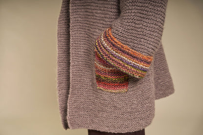 Detailansicht Young and Trendy verstrickt – Flammstruktur in Beige- und Rosttönen
