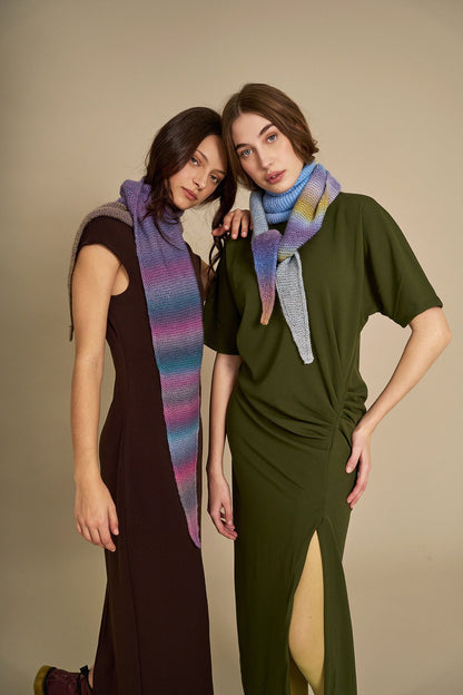 Zwei Frauen mit langen gestrickten Schals aus Poema Color Wolle, Farbverlauf Lila-Rosa-Türkis und Pastellblau-Lila-Gelb – hochwertige Wolle in Hamburg kaufen.