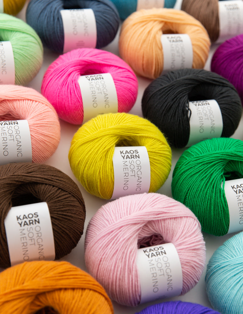  KAOS YARN Organic Soft Merino wird aus 100 % zertifizierter ökologischer, mulesing-freier Merinowolle gesponnen.