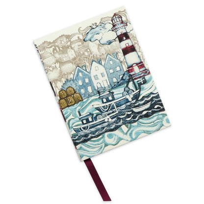 „Fishing Village" Notizbuch von Emma Ball mit gebundenem Einband. Aquarell-Illustration: Leuchtturm in Rot-Weiß, blaue Häuser am Hafen, Fischerboot auf bewegtem Wasser. Mit weinrotem Lesezeichenband.