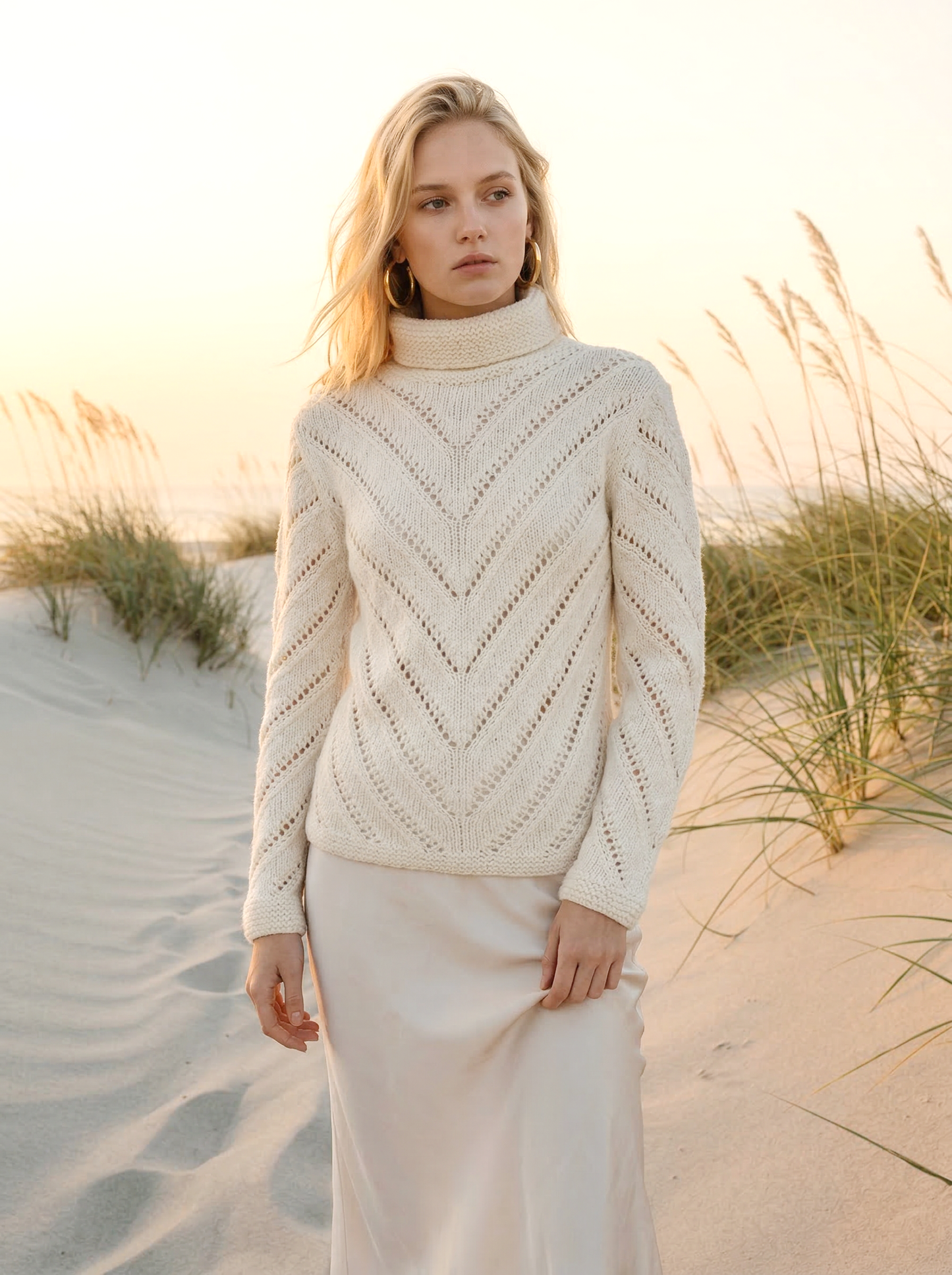 Eleganter handgestrickter Damenpullover aus Sesia Neve Bouclé – luftiges Lochmuster aus 100 % RWS-Merinowolle für stilvolle Strickmode mit natürlicher Leichtigkeit