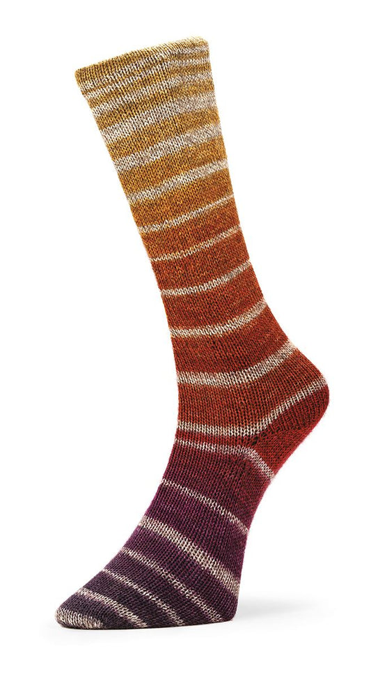 Handgestrickte Socke aus Nordik Socks Sockenwolle mit Ringelverlauf in Gelb, Orange und Violett