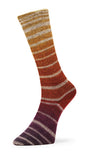 Handgestrickte Socke aus Nordik Socks Sockenwolle mit Ringelverlauf in Gelb, Orange und Violett