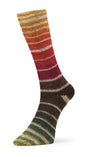 Handgestrickte Socke aus Nordik Socks Sockenwolle, Farbverlauf von Gelb über Rot zu Grün