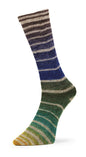 Handgestrickte Socke aus Nordik Socks Sockenwolle, Ringelmuster in Braun, Blau und Grün