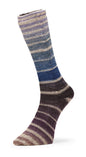 Handgestrickte Socke aus Nordik Socks Sockenwolle in Flieder, Blau und Aubergine